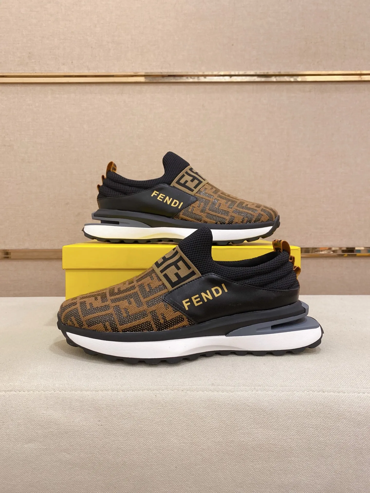 Men's shoes 💰 462💰 (FENDI) New style 👊🏻 upper 🇮🇹 imported cowhide fabric 🇩🇪 lining imported sheepskin lining. The original outsole is molded to highlight the identity of every man, and the upper foot is stable and stable🚶🏻🚶🏻The high-end custom counters reproduce the original version📯No matter the wind or rain, the shoe last remains unchanged and can withstand the verification of time🔍️,🔵 Size: 38-44 (45 is custom-made and cannot be returned or exchanged